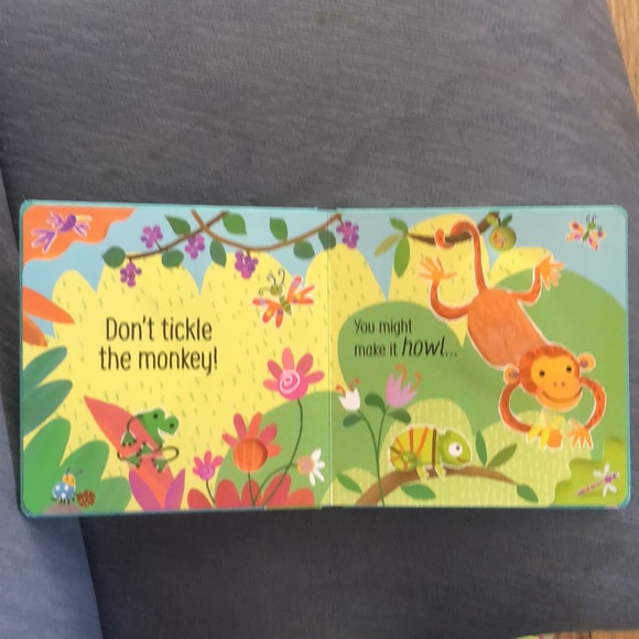 Don't tickle the hippo kids board book - Picture 8 of 12
